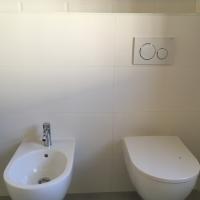 Bidet et WC suspendu dans une salle de bain rénovée - Vauvert - Carré Sud Rénovation