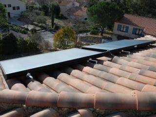 Fixation des panneaux solaires thermiques sur le toit d'une maison près de Nîmes