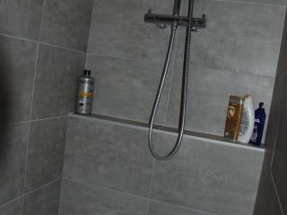 Intérieur de la douche à l'italienne créée avec rebord