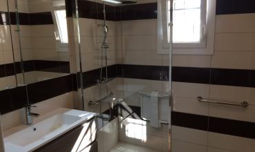 Aménagement d'une salle de bain accessible PMR dans le Gard