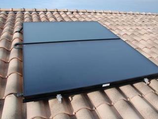 Panneaux solaires installés pour chauffe-eau solaire